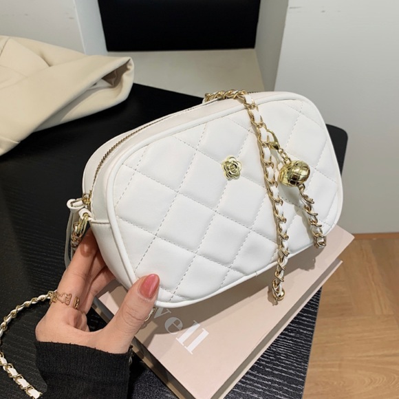 NWT White Quilted Crossbody Handbag with Gold Hardware - Picture 3 of 4